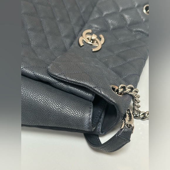 ❌SOLD❌ Chanel Quilted Bag Navy Blue - Picture 6 of 16